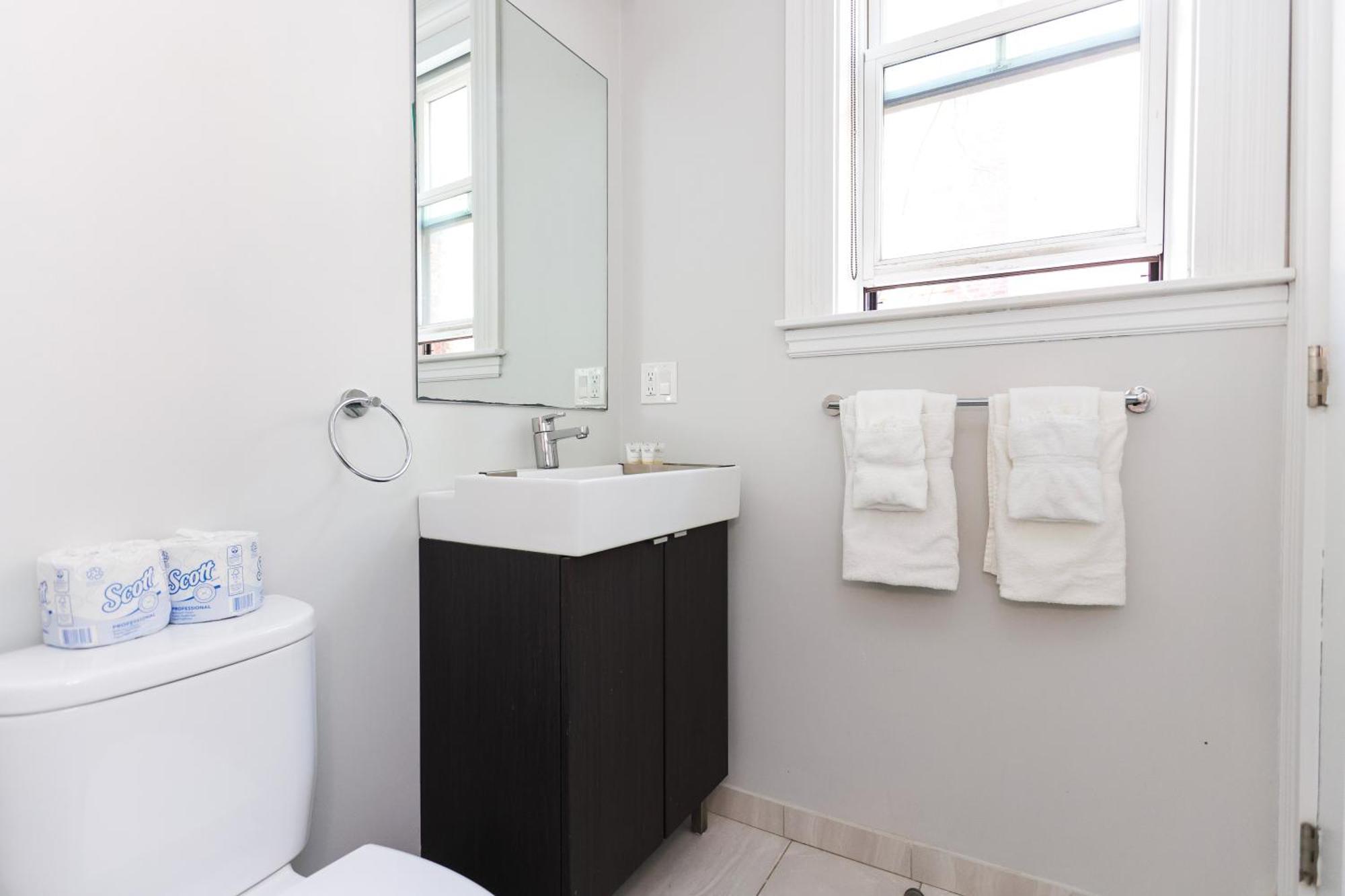 A Stylish Stay W/ A Queen Bed, Heated Floors.. #36 บรูคไลน์ ภายนอก รูปภาพ